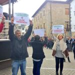 Los miembros de Covite, con sus pancartas, cuando plantaron cara a la marcha del odio de Alsasua