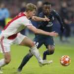 Vinicius intenta irse de Matthijs de Ligt, en el último partido que jugó con el Real Madrid