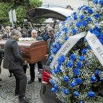 Fueron muy numerosas las coronas de flores que acompañaron al féretro de Montserrat Caballé. El tanatorio de Les Corts se quedó pequeño para tanto cariño