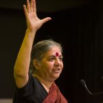 Shiva dice que «la sociedad debe aprender a vivir acorde con la naturaleza, y las mujeres son las mejores profesoras»