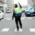 Un policía municipal, ayer, controlando el acceso de vehículos por Conde Casal