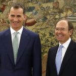 El rey Felipe VI posa con el presidente del Senado, Pío García Escudero (d), a quien recibió en audiencia en el Palacio de la Zarzuela