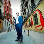 Sánchez Mato en Lavapiés, junto al 11 de Argumosa, donde tuvo lugar un polémico desahucio / Foto: Rubén Mondelo