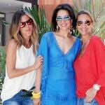De izda. a dcha., Natalia Álvarez, Silvia Jato y Mónica Pont disfrutan del buen tiempo en Ibiza