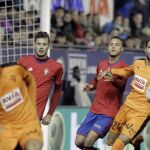 Los jugadores del Eibar, Alejandro Gálvez (i) y Adrián González (d), y los de Osasuna, Oriol Riera (2i) y Cayetano Bonnin "Tano"