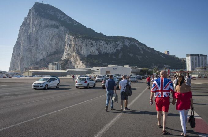 El Peñón, desde la pista del aeropuerto de Gibraltar. (AP Photo/Marcos Moreno) El Peñón, desde la pista del aeropuerto de Gibraltar. (AP Photo/Marcos Moreno)