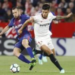 Correa y Jordi Alba pugnan por el balón en un momento del encuentro
