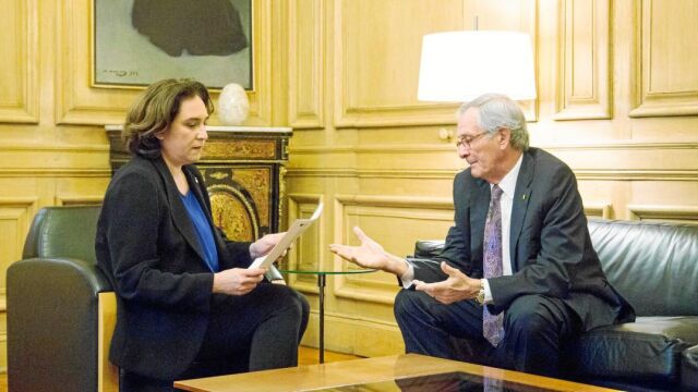 La alcaldesa de Barcelona y Xavier Trias escenificaron el acuerdo minutos antes de que comenzara el pleno municipal. Foto: Ayuntamiento
