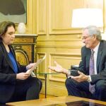 La alcaldesa de Barcelona y Xavier Trias escenificaron el acuerdo minutos antes de que comenzara el pleno municipal. Foto: Ayuntamiento