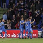 Los jugadores del Getafe celebran uno de los dos goles anotados por Jaime Mata ante el Huesca