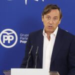 Rafael Hernando ha asegurado que, "no caben ni inventos, ni medias tintas, ni equidistancia, sino la defensa firme de los principios democráticos, de la ley y de la Constitución