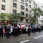 La policía custodia ya el exterior la sede de Ferraz