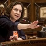 La alcaldesa de Barcelona, Ada Colau, interviene en el pleno del Ayuntamiento de Barcelona