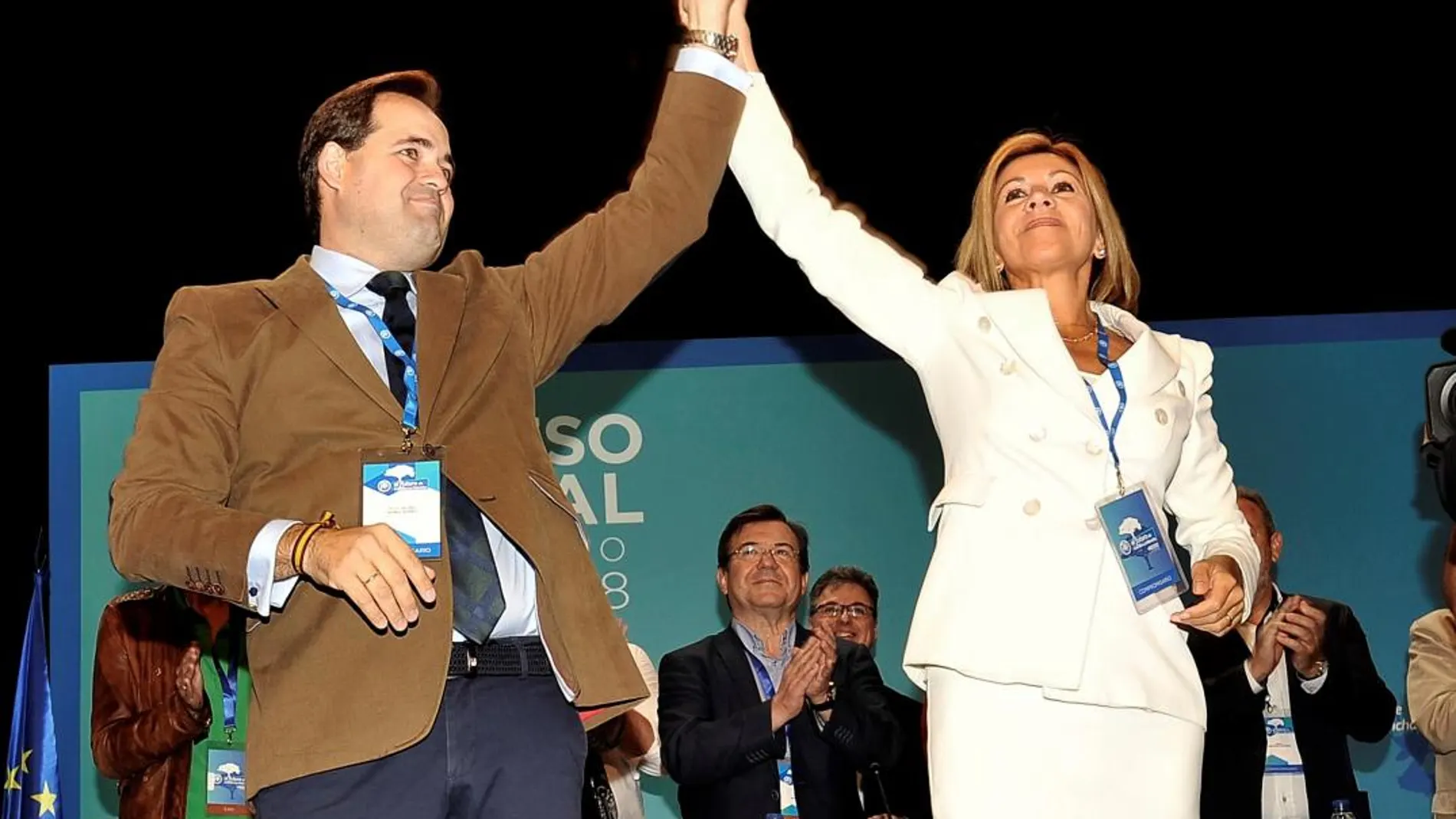 La presidenta saliente del PP de Castilla-La Mancha, María Dolores de Cospedal (d), junto a su sucesor en el cargo, Francisco Núñez (i)/ Efe