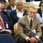 Francisco Correa, líder de Gürtel" (dcha.), durante una de las sesiones del juicio por la primera época de la trama corrupta