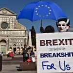 Una activista protesta en la plaza de Santa María Novella contra el "brexit", en un acto antes del discurso que la primera ministra británica, Theresa May