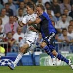 Angel Di Maria (i) lucha por el balón con el jugador del FC Copenhagen, Pierre Bengtsson