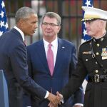 Obama, ayer, junto a su secretario de Estado, Ashton Carter, en Nueva York