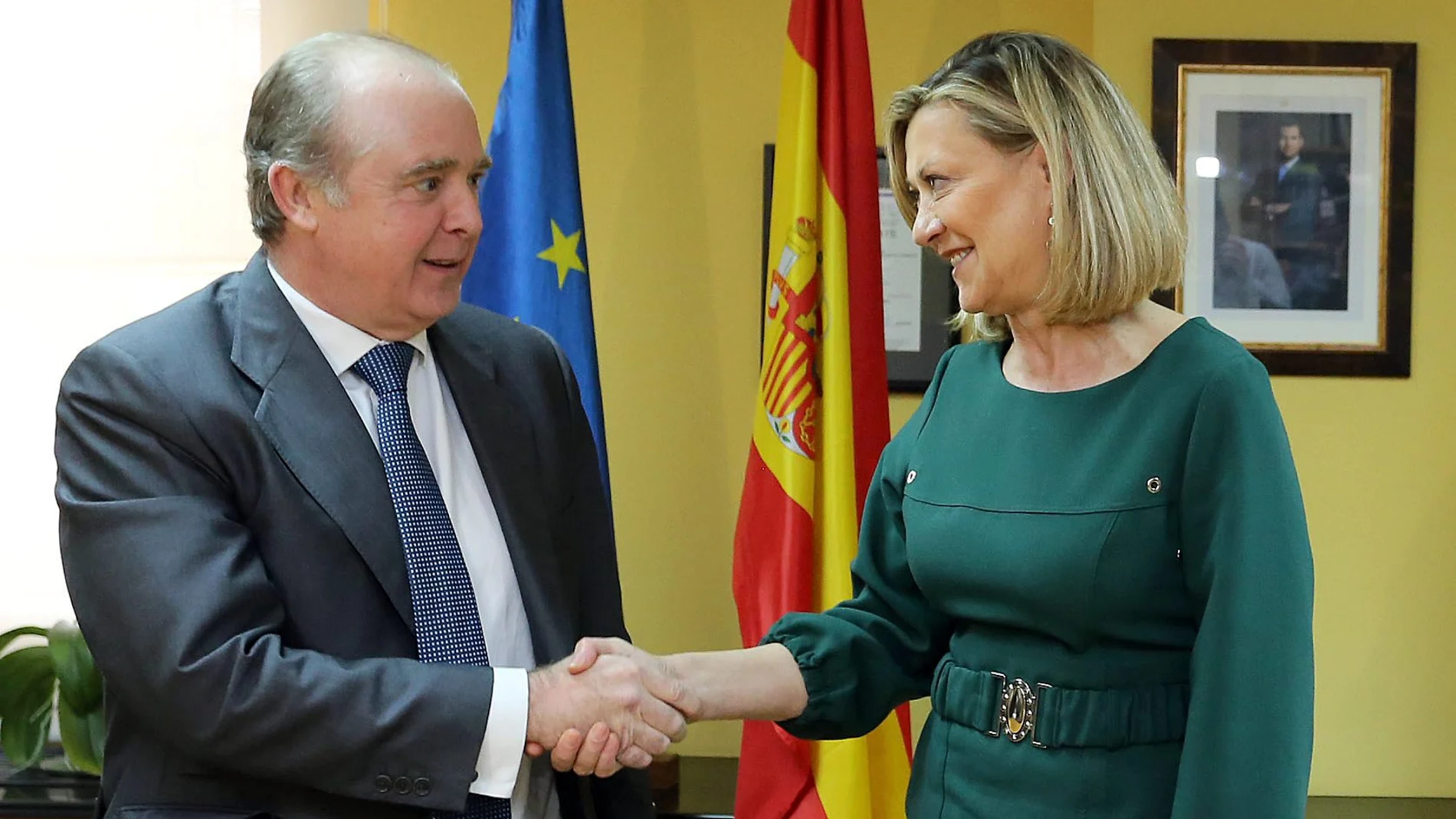 La consejera Pilar del Olmo firma la compra de suelo con el director de Operaciones de Seur, Juan Pérez de Lema