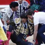 Momento en el que Roca Rey cae al suelo tras ser corneado y es auxiliado por sus compañeros