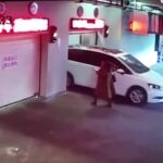 Instante en el que la mujer entra despistada al aparcamiento