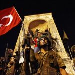 Soldados turcos forman en la plaza de Taksim en Estambul, durante el intento de golpe de Estado del viernes
