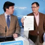 El secretario general del PP de Sevilla, Eloy Carmona, y el regidor Domingo Delgado