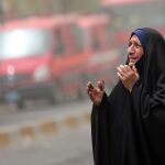 Imagen de archivo de una mujer lamentándose tras un atentado en Karada