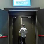 Uno de los compromisarios del PP abandona el hotel donde se ha celebrado el Congreso este fin de semana