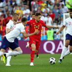 El belga Adnan Januzaj disputa un balón en presencia del inglés Ruben Loftus-Cheek / Efe