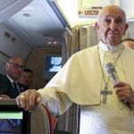 El Papa Francisco charla con periodistas a bordo del vuelo hacia Chile hoy