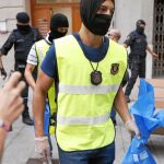 Agentes de los Mossos se llevan pruebas tras los registros realizados en Barcelona