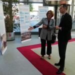 José Manuel Herrero visita la muestra junto a Montaña Benavides