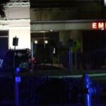 Coches patrulla de la policía a la entrada del centro médico Parrish