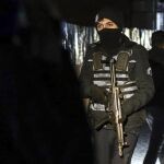 Un miembro de las fuerzas especiales turcas durante una operación para capturar al terrorista de Estambul