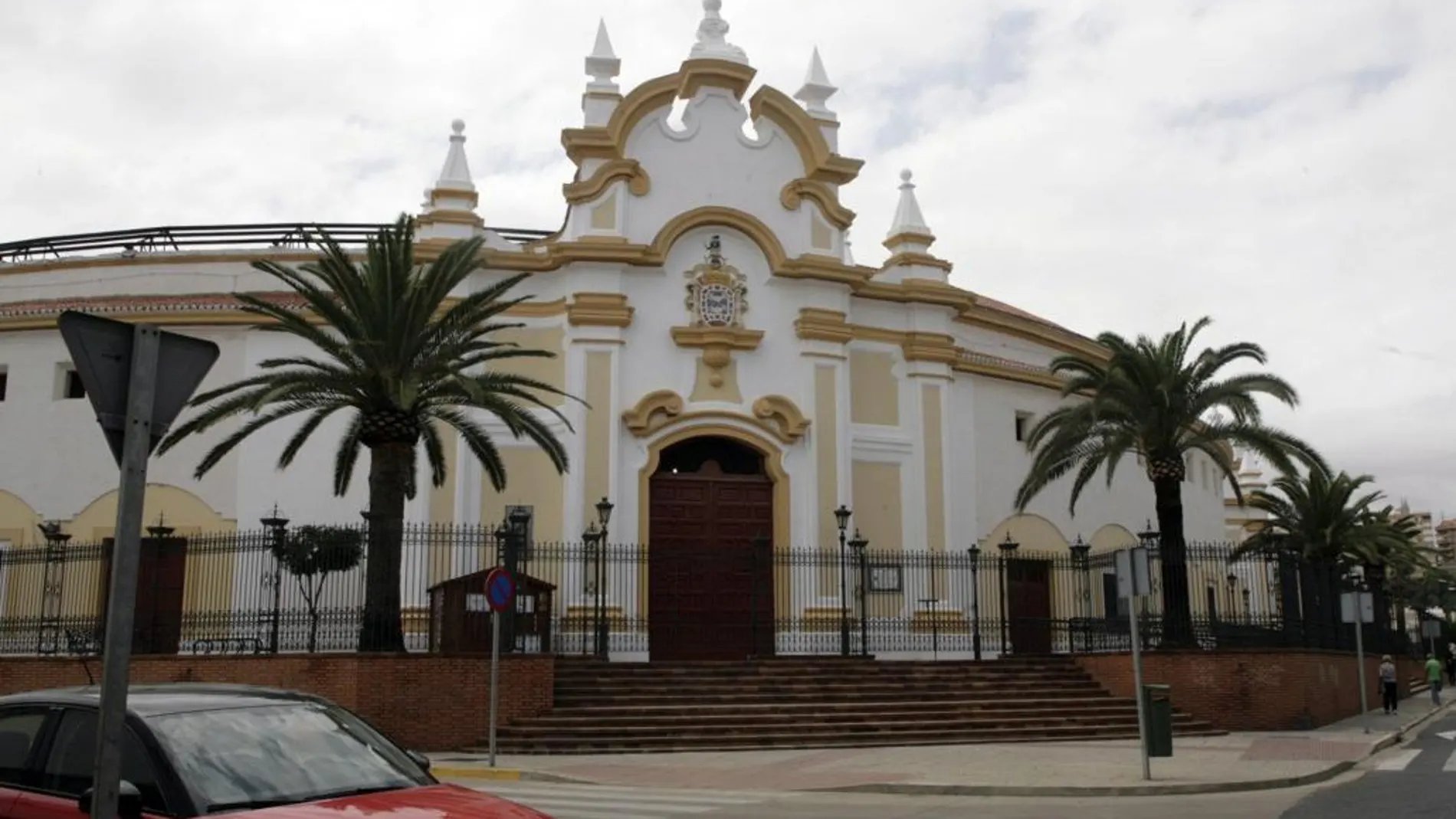 Fachada de la plaza de toros de Melilla