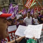 Antonio Maíllo, coordinador general de IU, acudió a la concentración organizada por el colectivo de monitores escolares ante la puerta del palacio de San Telmo (Foto: Manuel Olmedo)