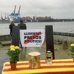 Puigdemont encendió la pasada noche la llama del Canigó en la playa del río Elba a su paso por Hamburgo, ciudad en la que se encuentra desde el pasado día 19
