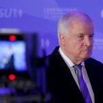 El ministro del Interior alemán, Horst Seehofer, se resiste a hacerse responsable de la debacle electoral de la CSU. Foto: Reuters