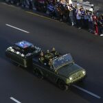 Miles de personas asisten hoy, miércoles 30 de noviembre de 2016, al paso de las cenizas del fallecido líder cubano Fidel Castro en La Habana (Cuba).