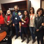 Representantes de Podemos y de la Plataforma de Atención Temprana, junto a Abel y sus padres en las dependencias del Parlamento