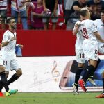 Carlos Fernandez, del Sevilla celebra con sus compañeros el segundo gol ante Las Palmas durante el partido de liga celebrado hoy en el estadio Sanchez Pizjuan