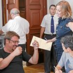 El líder de En Comú Podem, Xavier Domènech, y la diputada de Podemos Tania Sánchez, tras presentar sus credenciales como diputados