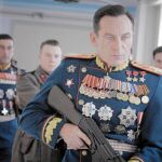 Jason Isaacs interpreta al mariscal de campo Zhukov, jefe del Ejército soviético
