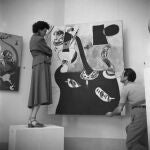 Peggy Guggemheim durante el montaje de una obra de Miró.