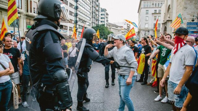 Arriba, la procesión cívica del 9 d’Octubre. Abajo, un momento de la tensión de la manifestación nacionalista