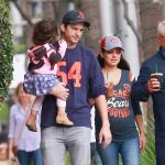 La pareja con su hija Wyat Isabelle