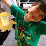 Ralphie con uno de los pokémon que ha logrado atrapar. Su cara lo dice todo
