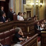 La nueva presidenta del Congreso de los Diputados, Ana Pastor (c), solicita el el juramento o promesa a la Constitución del resto de parlamentarios