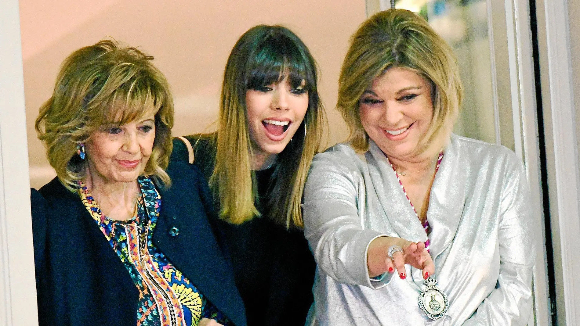 Alejandra Rubio junto a María Teresa Campos, a la izquierda, y Terelu Campos durante la Semana Santa de Málaga